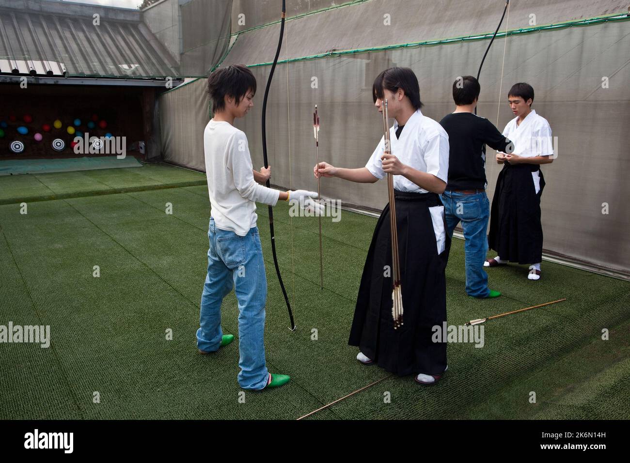 Die Schüler unterrichten traditionelles Bogenschießen an einer Berufsschule in der Nähe von Tokio, Japan Stockfoto