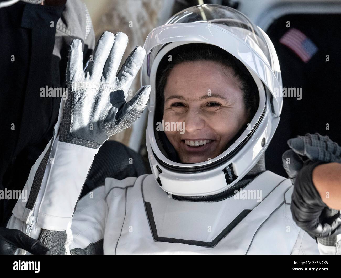 Jacksonville, USA. 14. Oktober 2022. ESA-Astronautin Samantha Cristoforetti winkt, als sie aus der Raumsonde SpaceX Crew Dragon Freedom nach ihrer Rückkehr von der Internationalen Raumstation, die am 14. Oktober 2022 vor der Küste von Jacksonville, Florida, im Atlantik landete, geholfen wird. Quelle: Bill Ingalls/NASA/Alamy Live News Stockfoto
