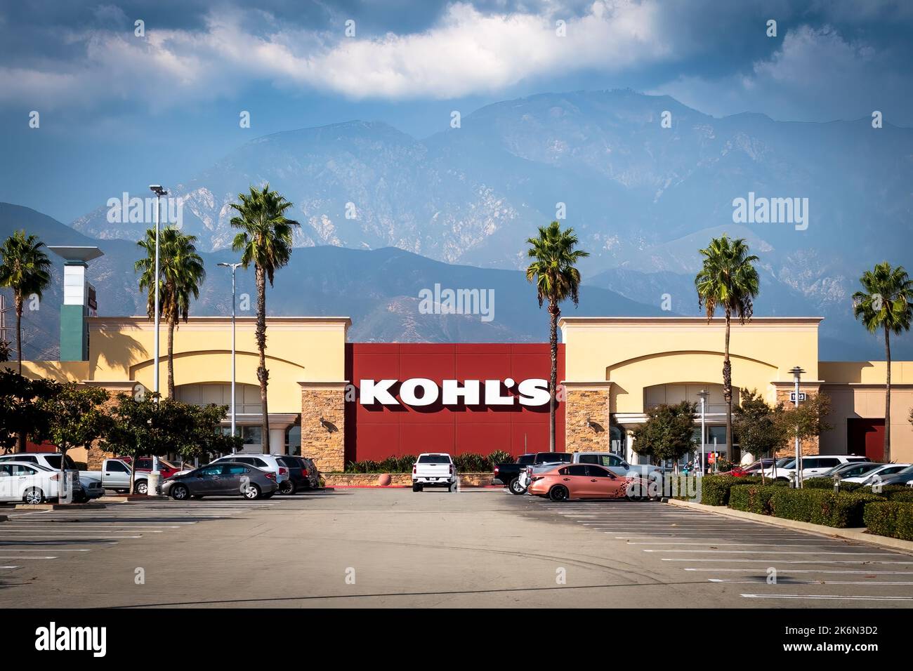 Upland, CA – 12. Oktober 2022: Kohl’s ist Amerikas größte Kaufhaus-Einzelhandelskette. Es wird von der Kohl’s Corporation betrieben. Stockfoto