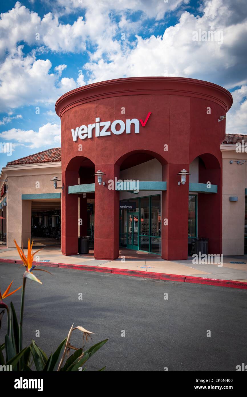 Upland, CA – 10. Oktober 2022: VERIZON Communications ist ein US-amerikanisches multinationales Kommunikationsunternehmen mit dem größten Mobilfunkanbieter in den USA Stockfoto