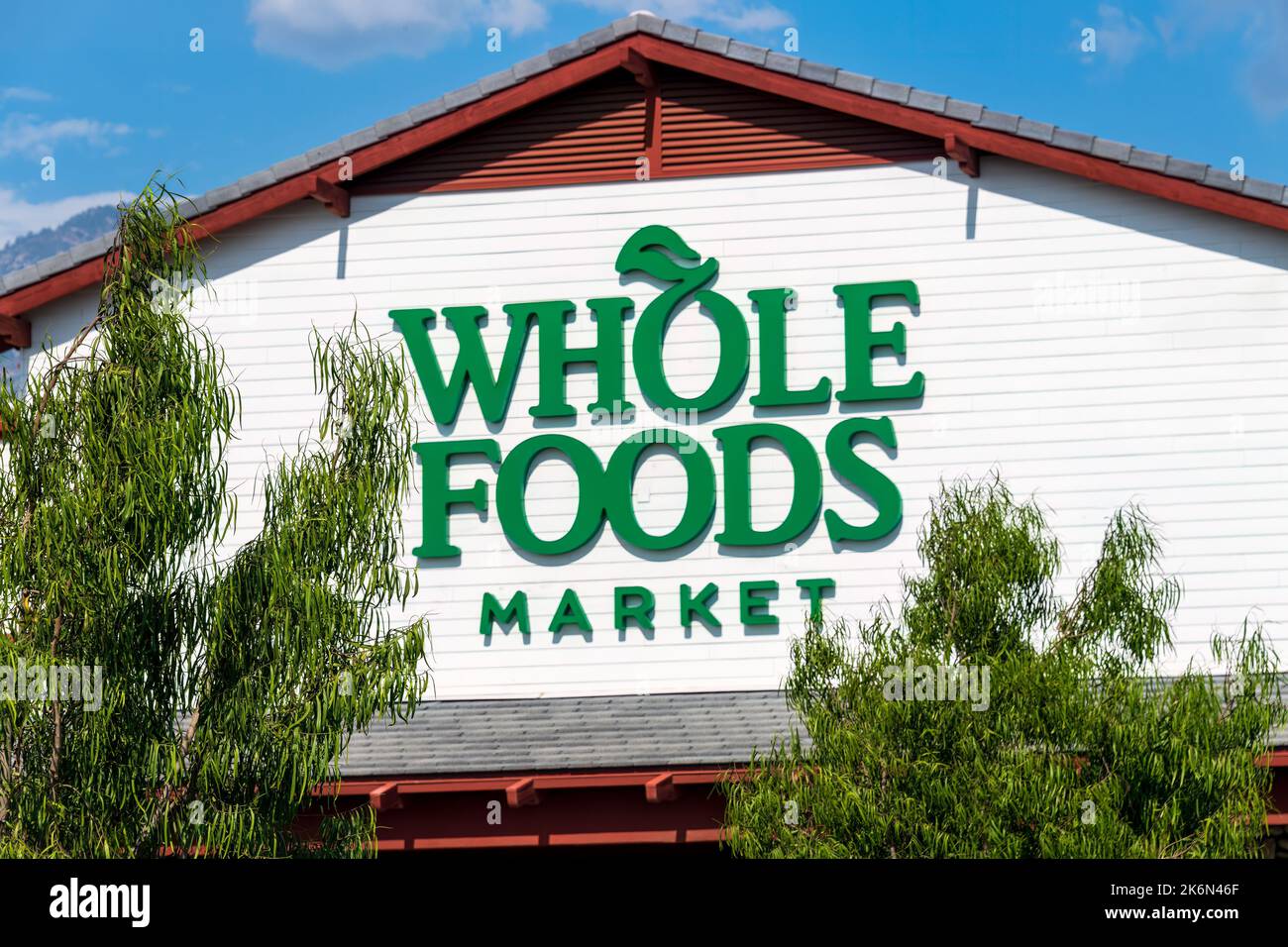 Upland, Kalifornien, USA – 10. Oktober 2022: Whole Foods Market, eine Tochtergesellschaft von Amazon, ist eine multinationale amerikanische Lebensmittelgeschäft- und Gesundheitskette Stockfoto