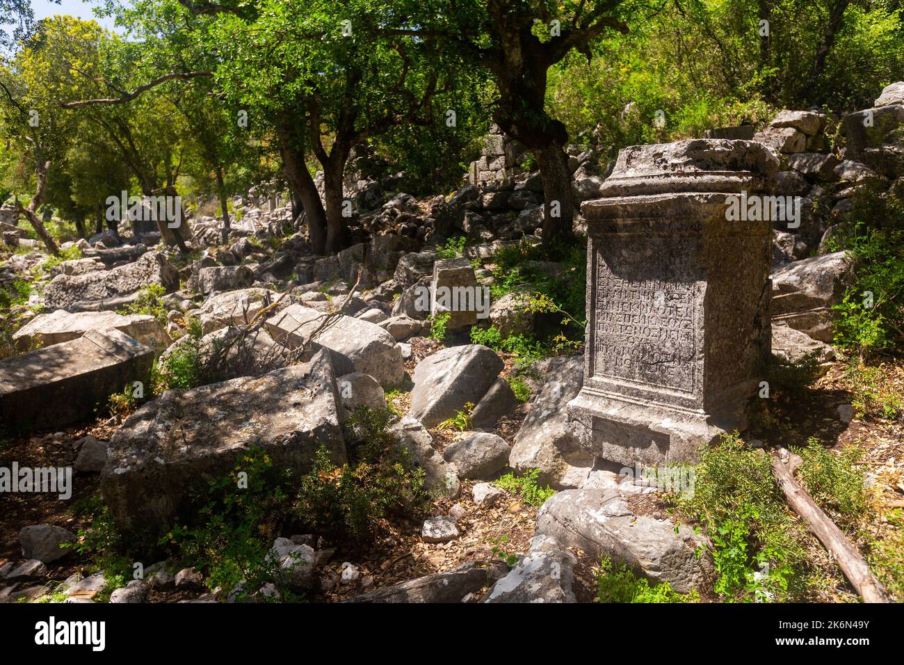 Alte Marmorstatue Sockel unter Ruinen Agora der verlassenen Stadt Termessos Stockfoto