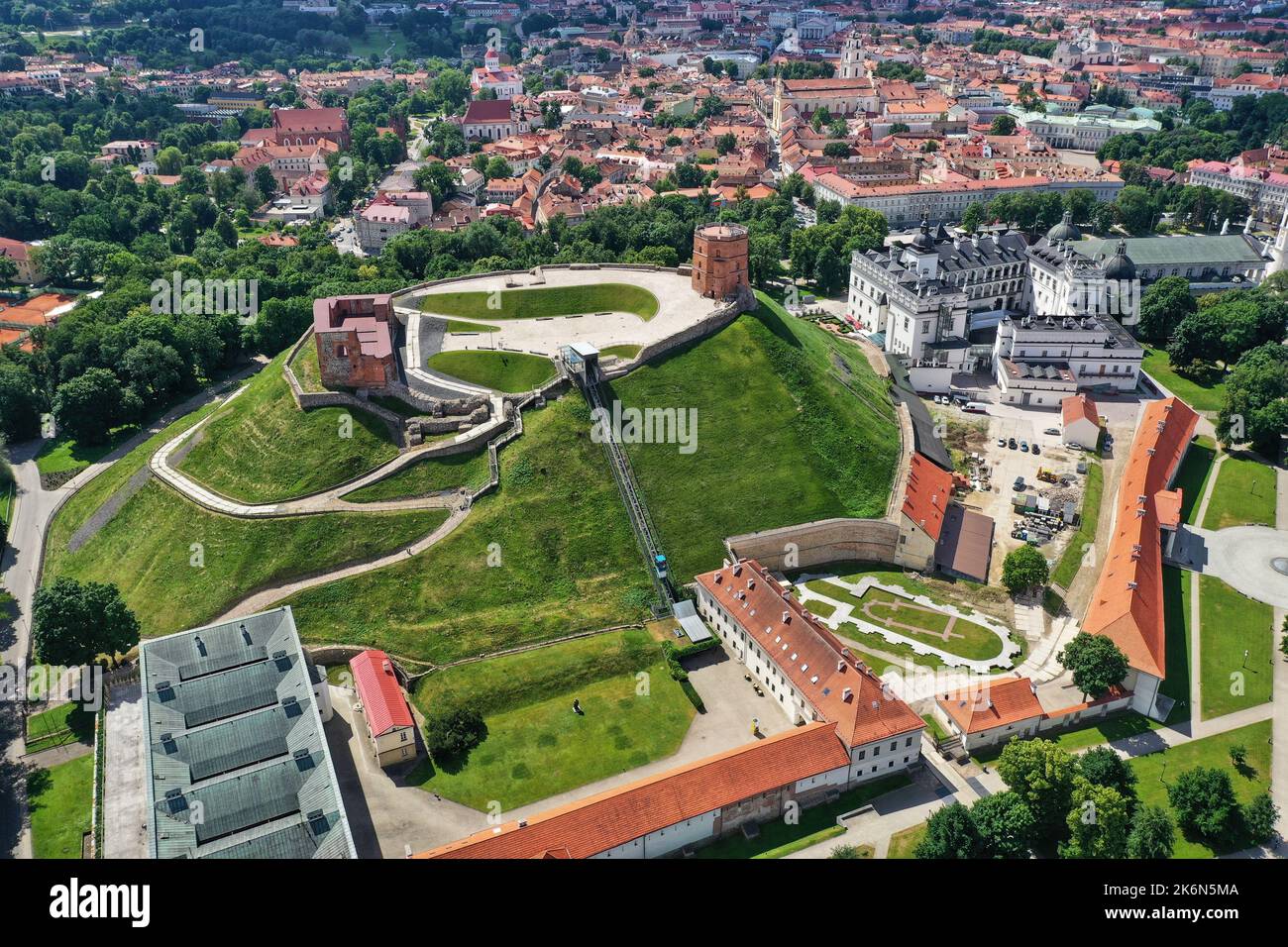 Gediminas Burgturm in der Altstadt von Vilnius, Litauen, Luftaufnahme Stockfoto