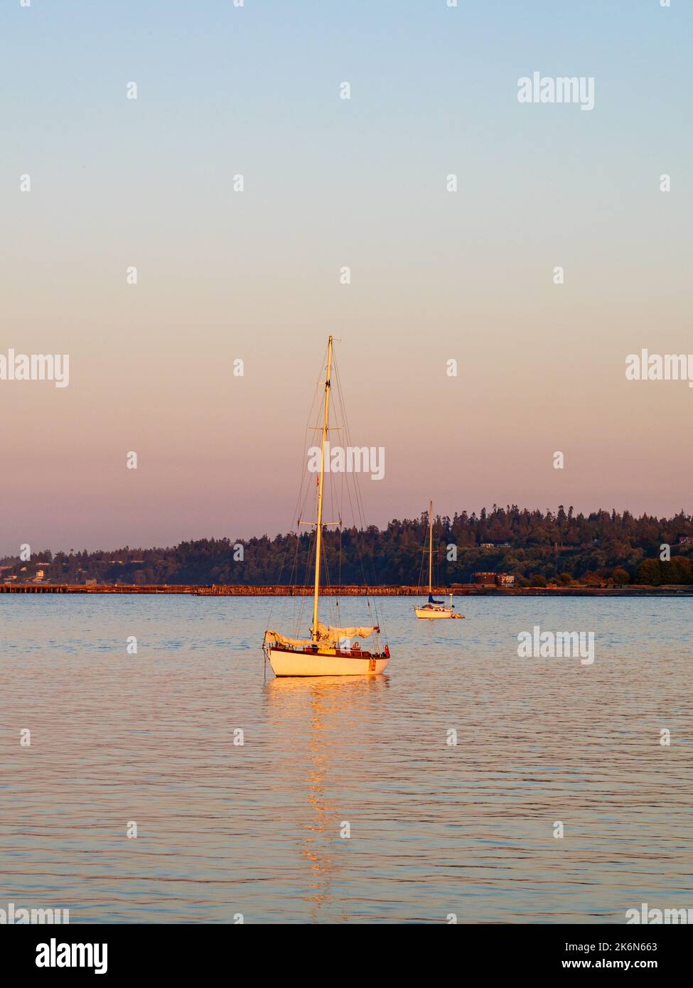 Segelboote vor Anker, Port Angeles und den Olympic Mountains, Washington. Stockfoto