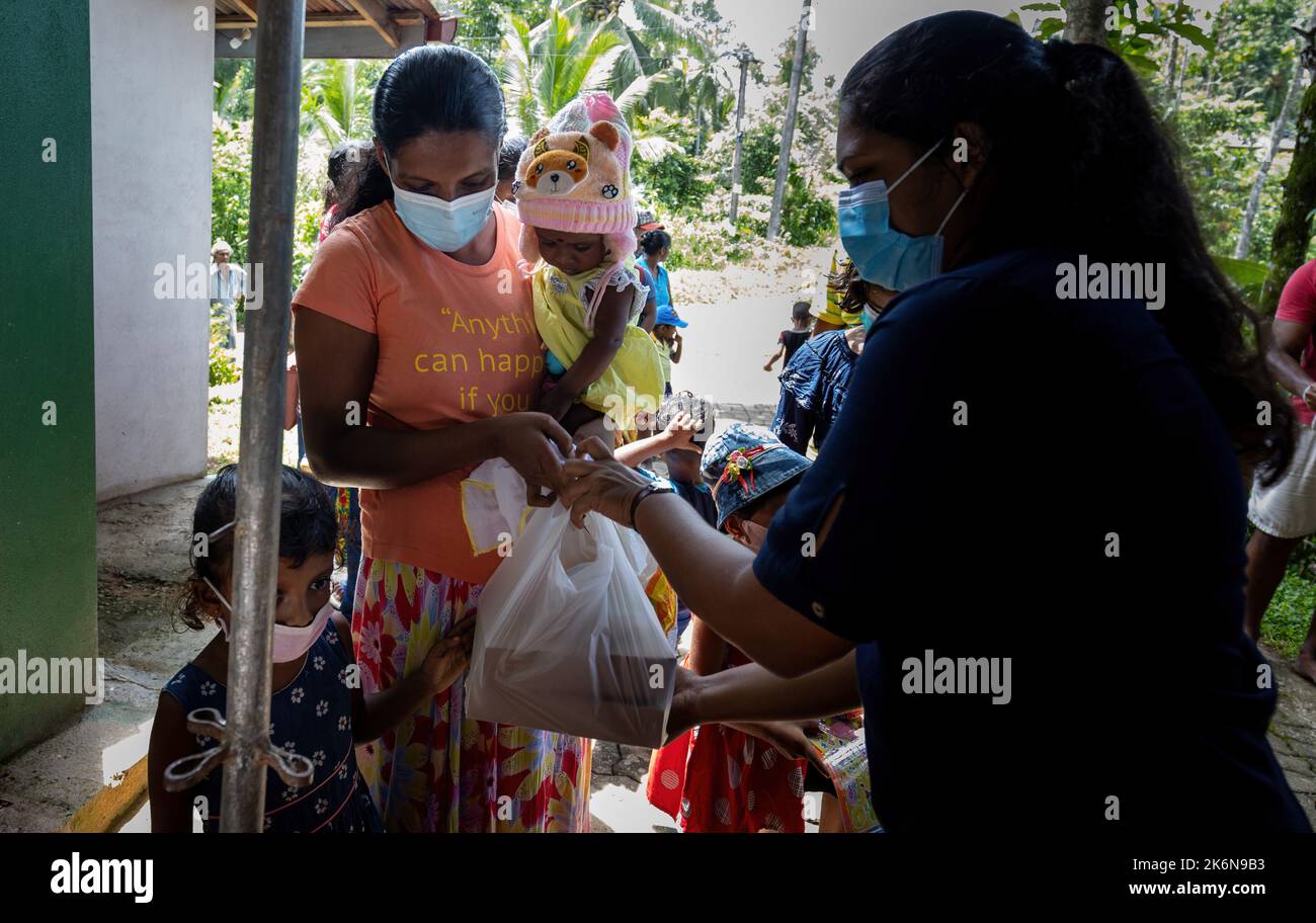 2022.07.30 galle, Sri Lanka, Spende von Lebensmittelpaketen und Papeterie für Kinder Mutter Stockfoto