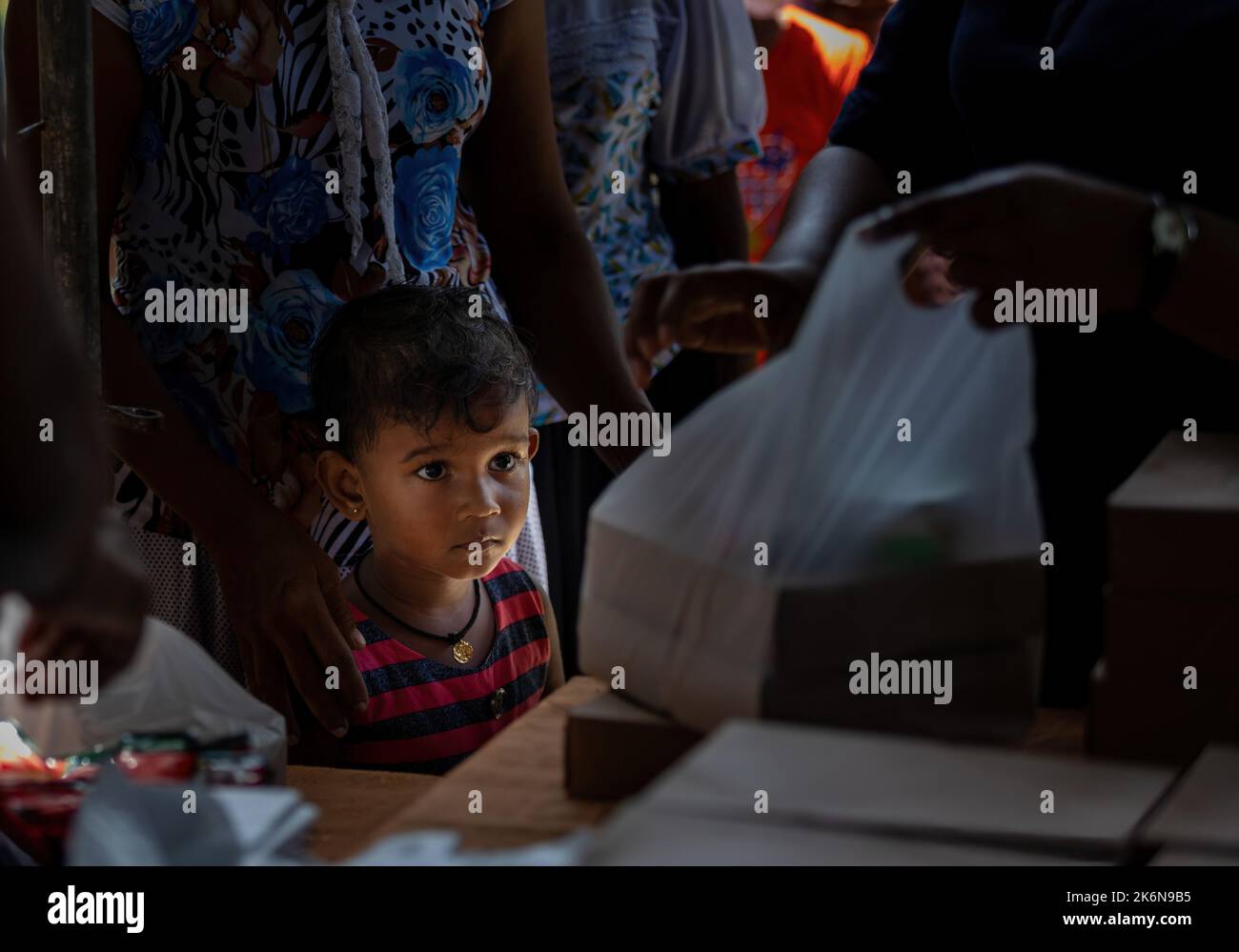 2022.07.30 galle, Sri Lanka, Spende von Lebensmittelpaketen und Papeterie für Kinder Mutter Stockfoto