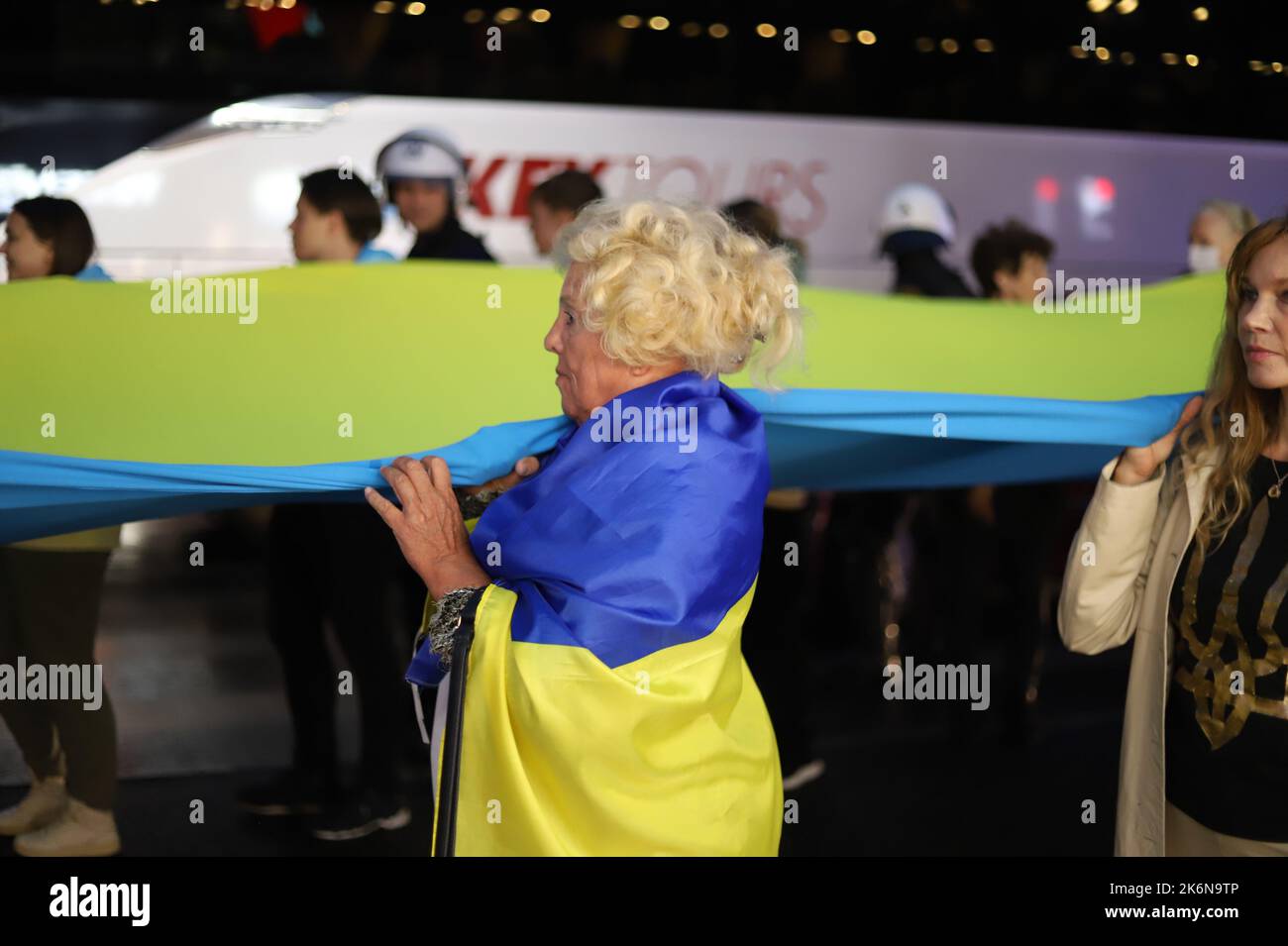 Athen, Attika, Griechenland. 14. Oktober 2022. Ukrainer protestieren in Athen gegen den Krieg in der Ukraine und die russische Invasion. Sie feiern auch den Tag der Verteidiger der Ukraine. (Bild: © George Panagakis/Pacific Press via ZUMA Press Wire) Bild: ZUMA Press, Inc./Alamy Live News Stockfoto