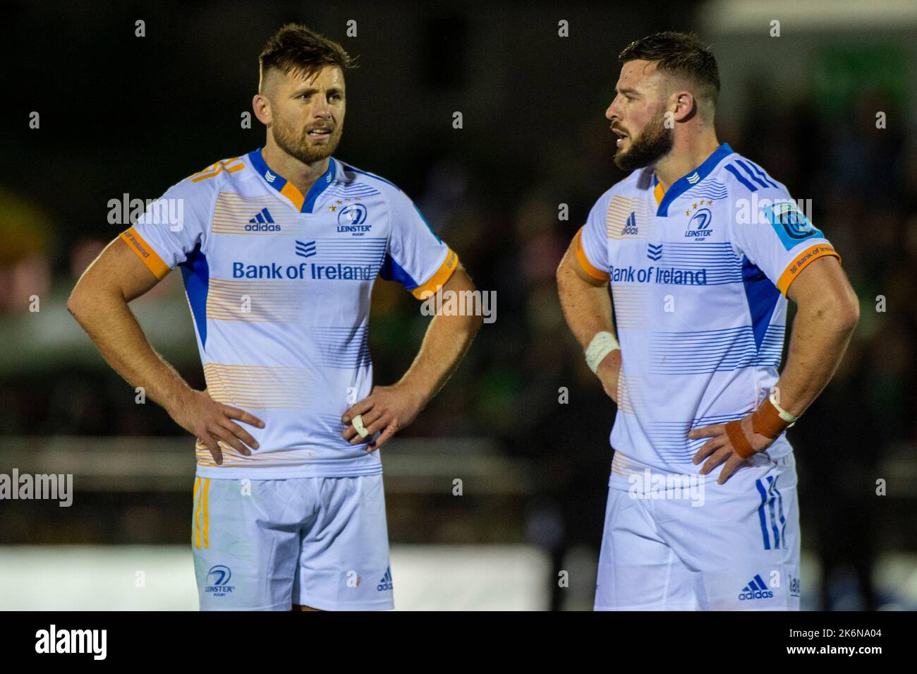 Galway, Irland. 15. Oktober 2022. Ross Byrne von Leinster und Robbie Henshaw von Leinster während des United Rugby Championship Round 5-Spiels zwischen Connacht Rugby und Leinster Rugby am 14. Oktober 2022 auf dem Sportplatz in Galway, Irland (Foto von Andrew SURMA/ Quelle: SIPA USA/Alamy Live News Stockfoto