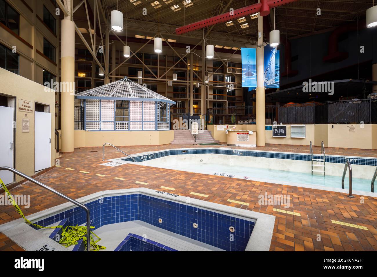 Das Hallenbad im jetzt abgerissenen Holiday Inn Yorkdale Hotel in Toronto, Ontario, Kanada. Stockfoto