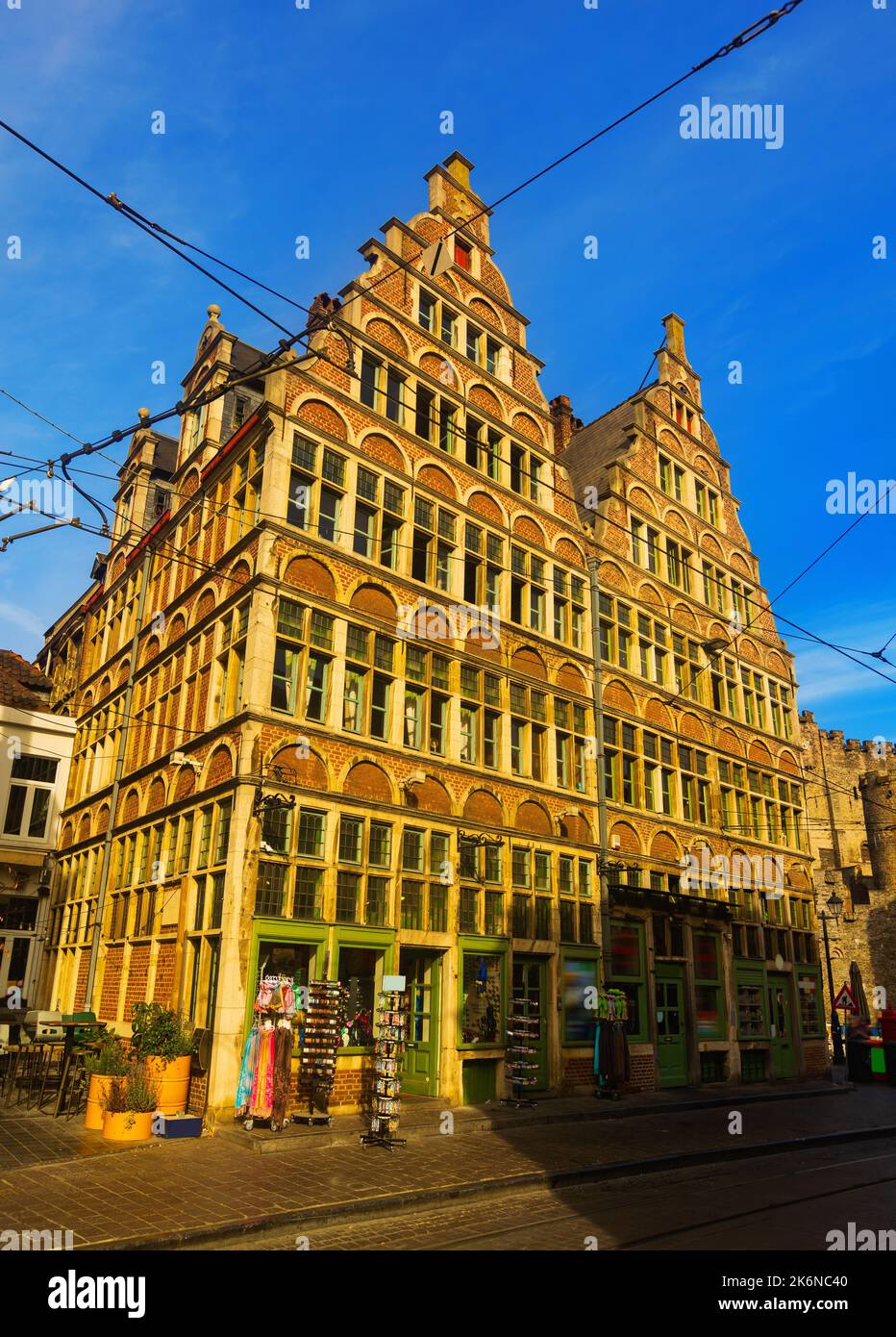 Blick auf die pulsierende Straße auf die Innenstadt von Gent, die Hauptstadt der Provinz Ostflandern, Belgien Stockfoto