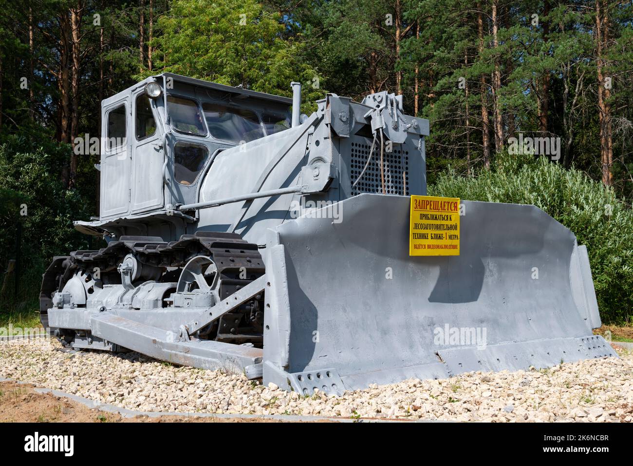 SHARYA, RUSSLAND - 07. AUGUST 2022: Sowjetische Bulldozer S-100 (T-100m) Nahaufnahme an einem sonnigen Sommertag. Ausstellung von Holzfällern Stockfoto