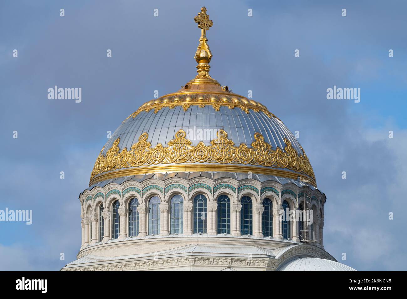 Die Kuppel der Marinekathedrale von St. Nikolaus der Wundertäter (1913) aus der Nähe gegen den wolkigen Himmel. Kronstadt, Russland Stockfoto