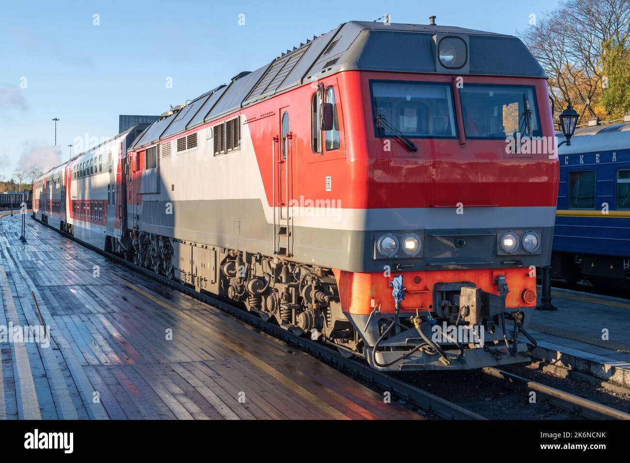 SORTAVALA, RUSSLAND - 09. OKTOBER 2022: Diesellokomotive TEP-70BS mit Personenzug 'Moskau-Petrozavodsk' auf dem Bahnsteig des Bahnhofs Sortavala Stockfoto