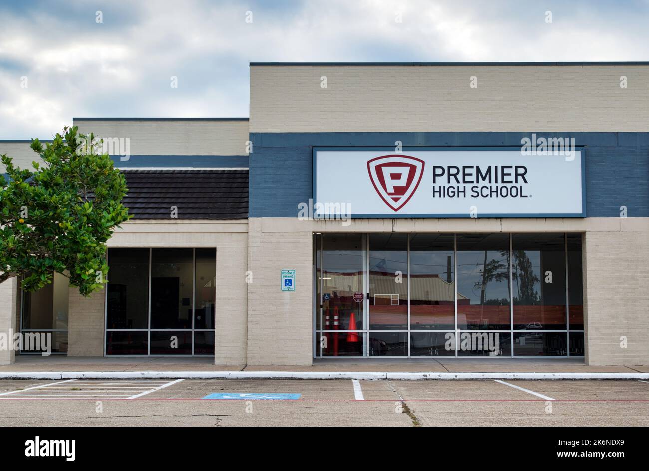 Houston, Texas USA 11-12-2021: Premier High School Exterieur und Parkplatz in Houston, TX. Bildungseinrichtung, die maßgeschneiderte Lernprogramme anbietet. Stockfoto