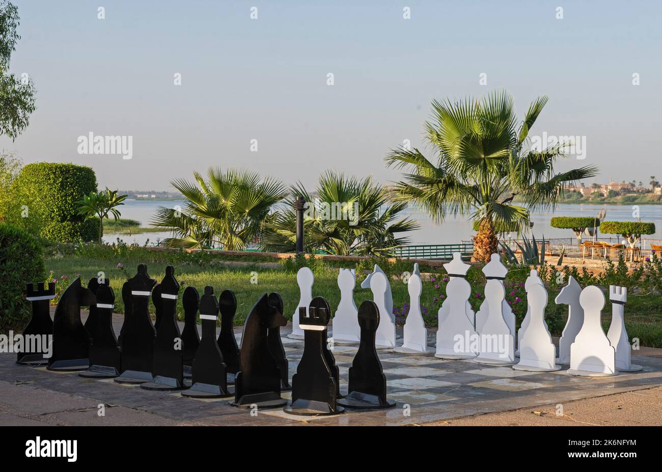 Großes Schachspiel draußen im Freiluftspielbereich im luxuriösen Hotelresort mit Blick auf den nil im Hintergrund Stockfoto