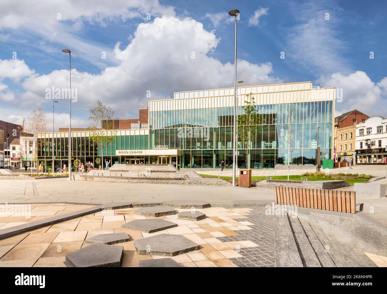 24. April 2022: Barnsley, South Yorkshire, Großbritannien - Barnsley Library und May Day Green, Teil des Glassworks Complex. Stockfoto