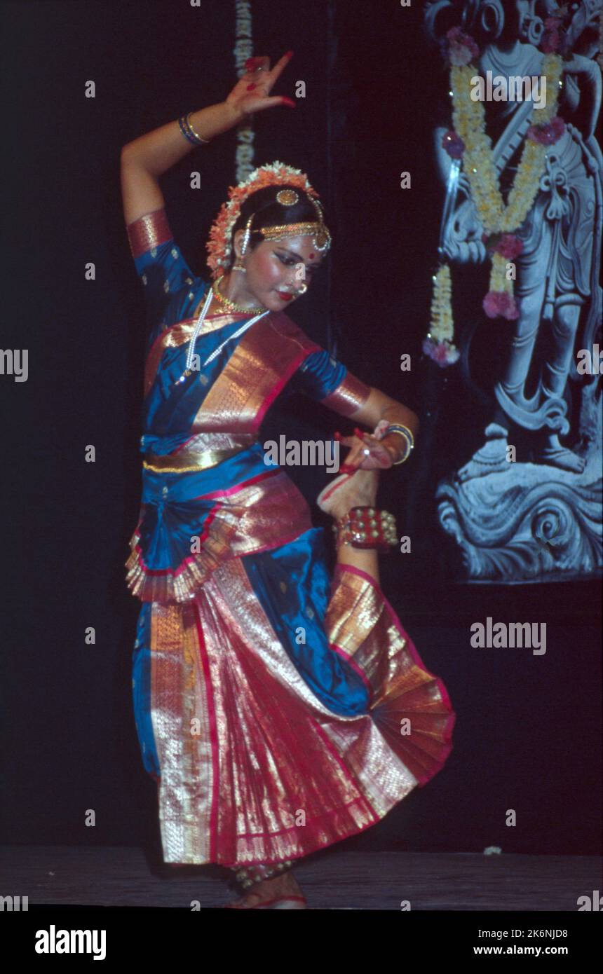 Bharat Natyam:- ist eine Hauptform der klassischen indischen Tänze, die ihren Ursprung in Tamil Nadu hat und südindische religiöse Themen und spirituelle Ideen ausdrückt, insbesondere des Shaivismus und im Allgemeinen des Hinduismus. Diese Tänze werden ausschließlich von weiblichen Tempeltänzern aufgeführt. Bharat Natyam wird von einem einzigen Tänzer, begleitet von Orchester und Sänger, hinter der Bühne von Guru oder Lehrer der Tänzerin geführt. Hände erzählen Geschichte durch konventionelle Gesten, während Gesicht Stimmung ausdrückt, es gibt 11 Mudras symbolische und Handgesten. Stockfoto