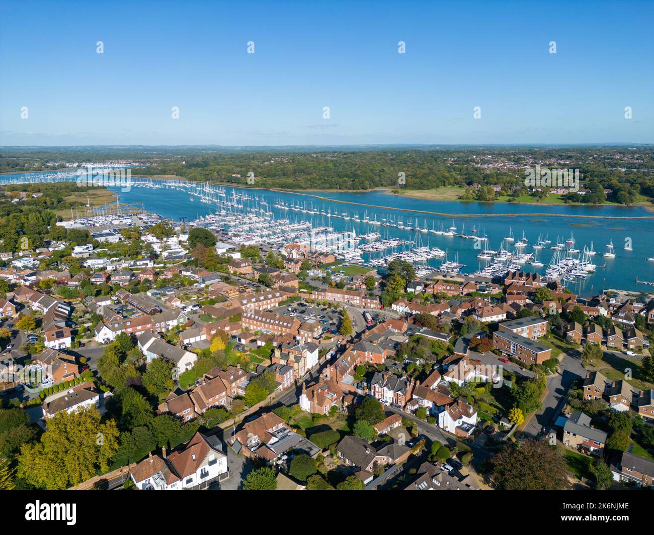 Luftdrohne Blick über Hamble und den Fluss Hamble in Hampshire, England an einem schönen ruhigen und sonnigen Oktobertag. Stockfoto