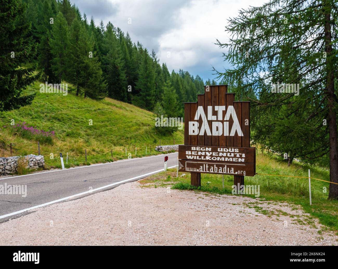 Calfosch, Italien - 26. Juli 2022: Alta Badia ist ein Tourismusverband im Süden des Gadertales in den Tiroler Dolomiten (Italien) mit überwiegend ladinischen Stockfoto