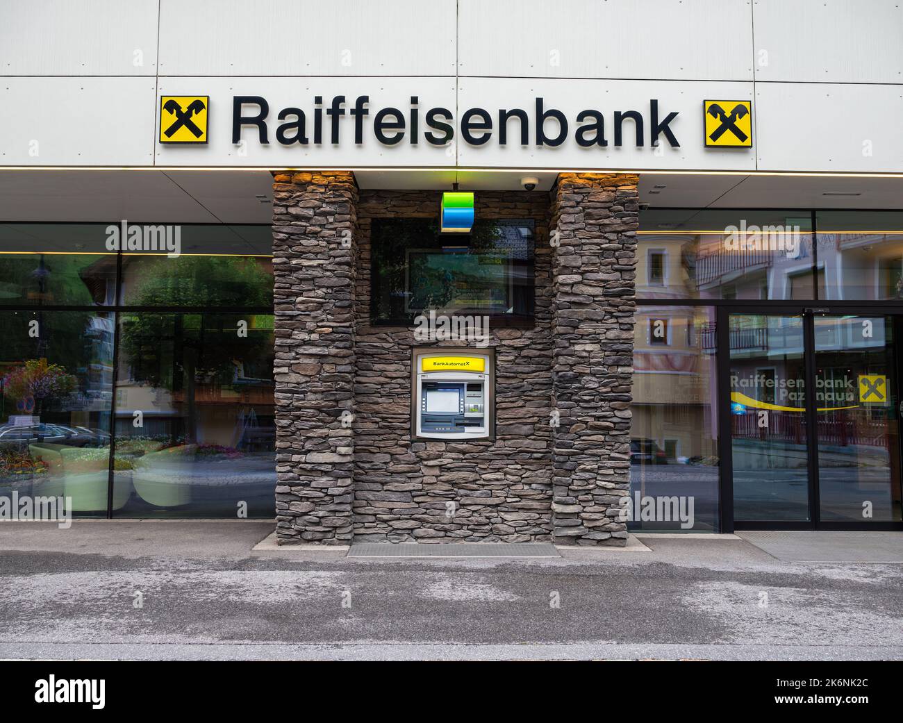 Ischgl, Österreich - 25. Juli 2022: Die Raiffeisenbank bezieht sich auf Genossenschaftsbanken in Europa, die in den frühen Kreditgenossenschaften von Friedrich Wilhelm verwurzelt sind Stockfoto