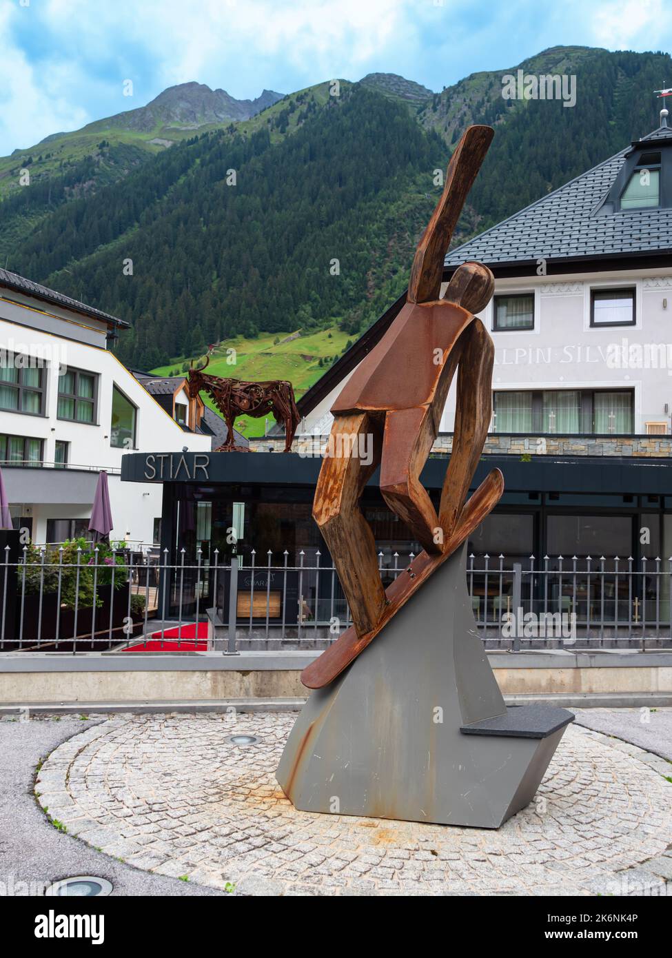 Ischgl, Österreich - 25. Juli 2022: Metallskulptur eines Skifahrers - Grenzers am Dorfplatz von Ischgl. Stockfoto