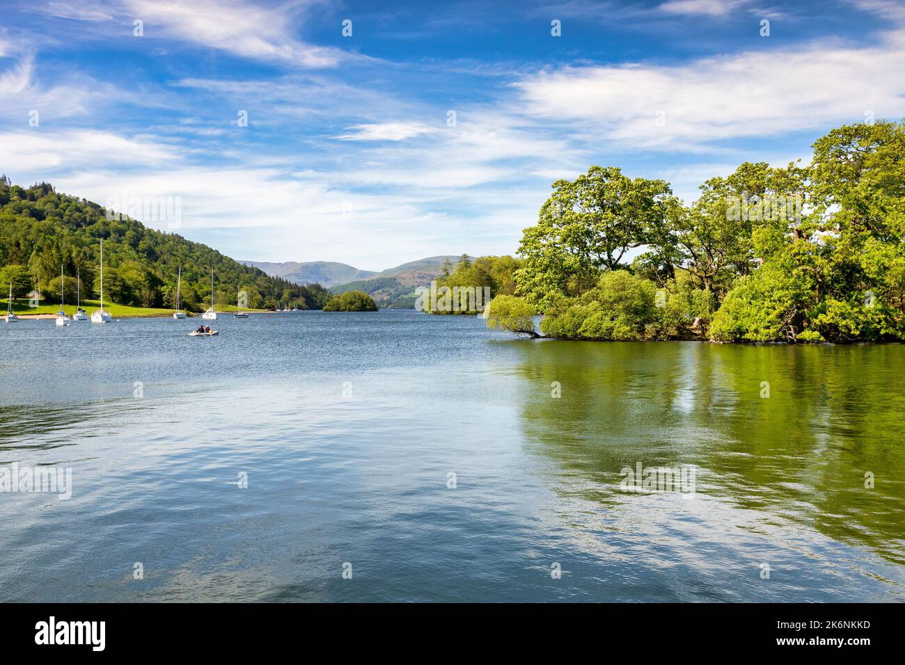 Windermere, English Lake District, Cumbria, Großbritannien - Lake Windermere, eine friedliche Landschaft mit Bäumen und Booten, abseits der Menschenmassen. Platz für Text. Stockfoto