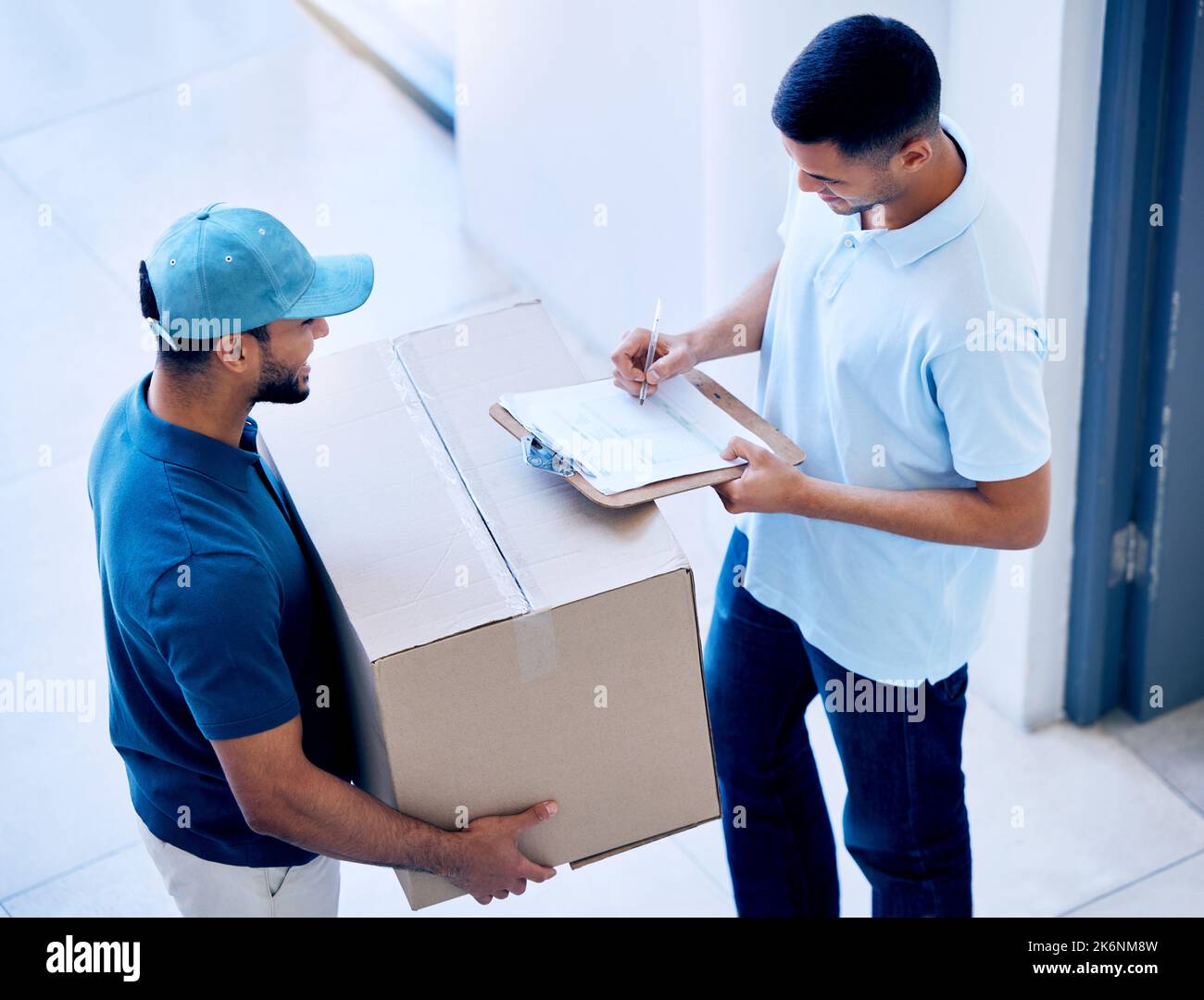 Sie verdienen keine Loyalität an einem Tag. Ein Mann, der für eine Paketzustellung unterschreibt. Stockfoto