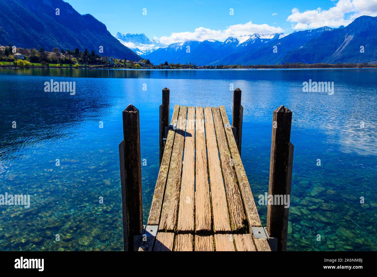 Holzsteg mit Blick auf die Alpen und den Genfer See in der Schweiz Stockfoto