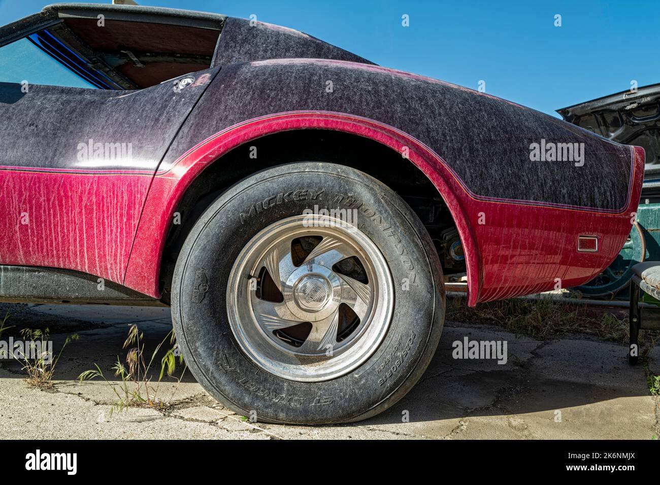 Ein Mickey Thompson GT Stingray Reifen auf dem Heck einer alten Corvette in Wells, Nevada, USA Stockfoto