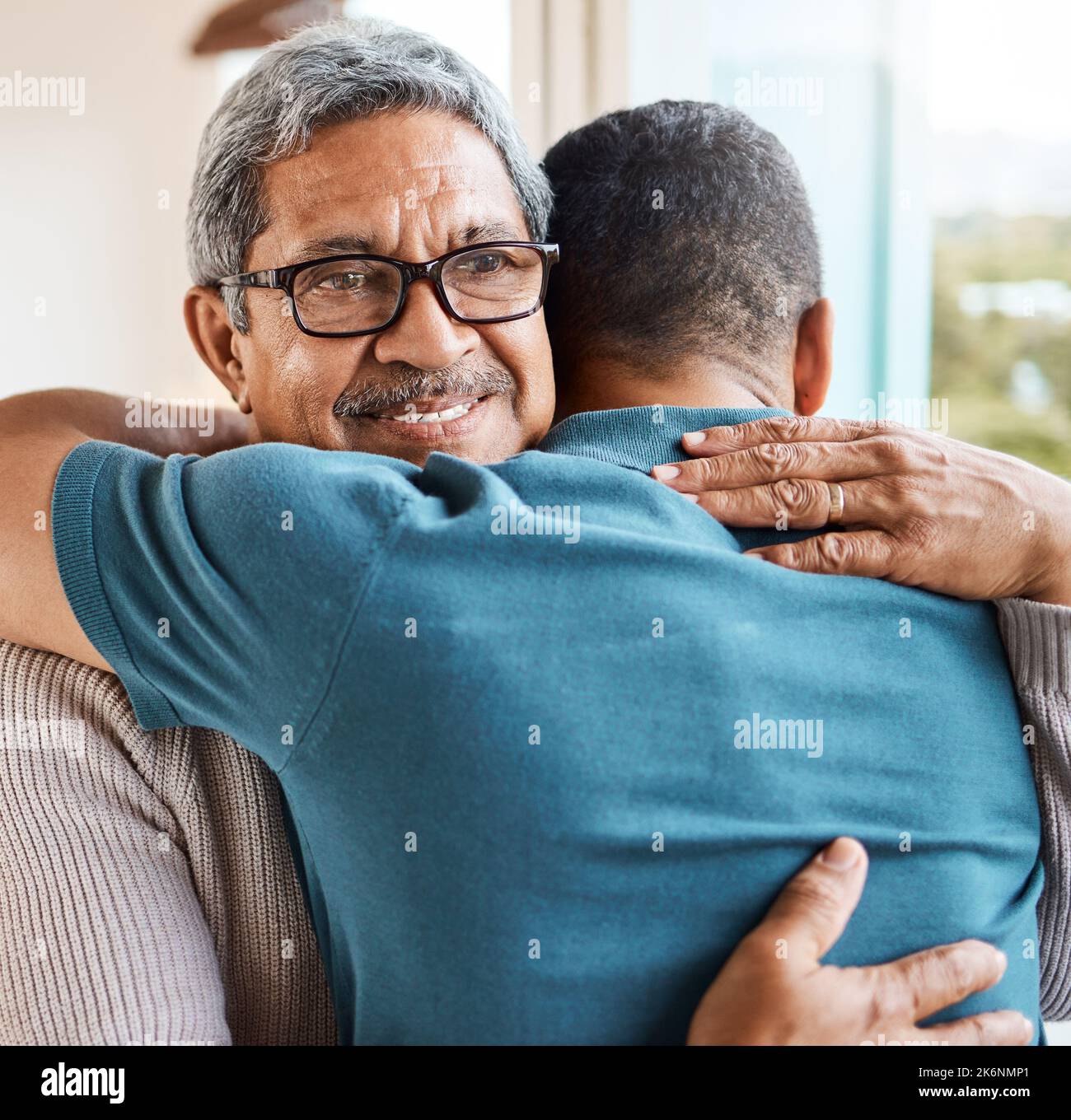 Du kannst immer Trost in meinen Armen finden. Ein Vater und ein Sohn umarmen sich zu Hause. Stockfoto