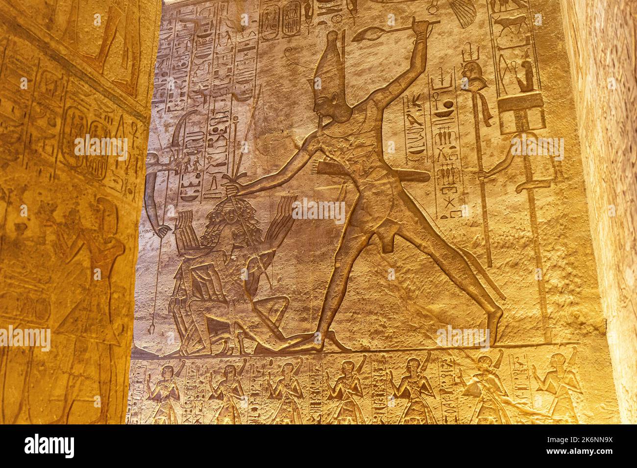 Ein hieroglyphisches Wandbild in einem ägyptischen Tempel Stockfoto