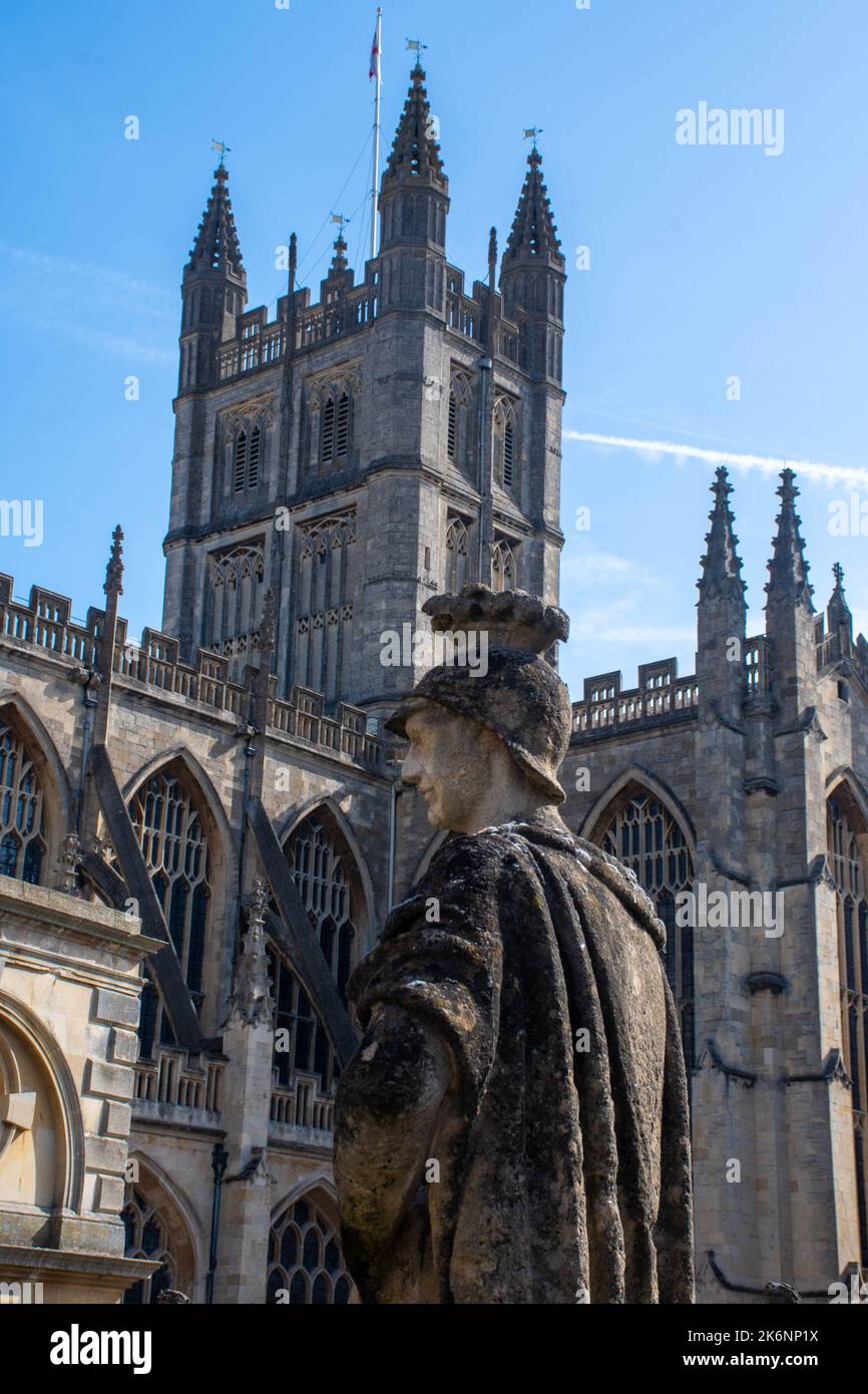 Blick auf Bath Abbey von den römischen Bädern mit Statue im Vordergrund Stockfoto