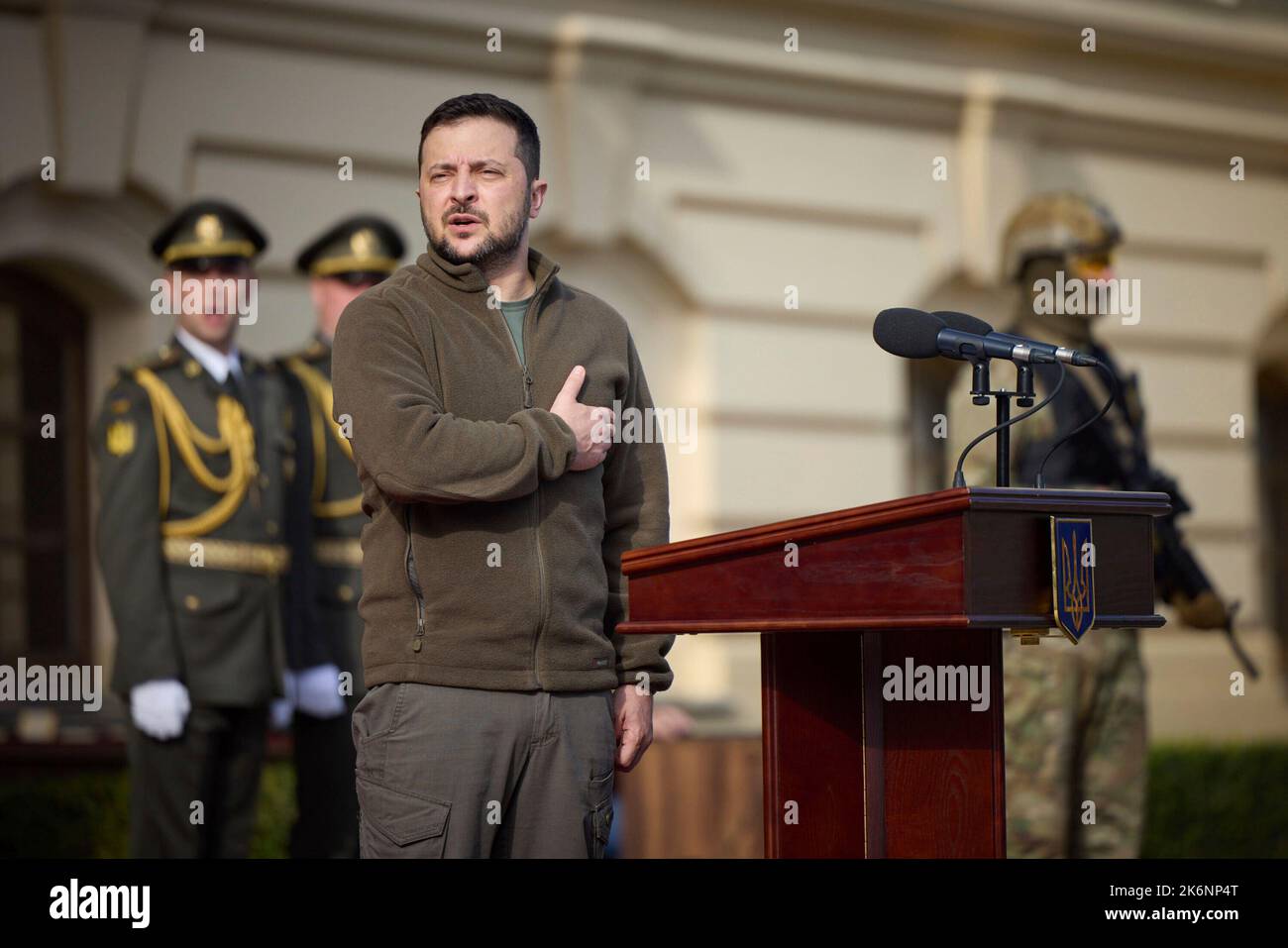 Krieg in der Ukraine. Präsident Wolodymyr ZELENSKYJ ehrt Soldaten für ihren Dienst im russischen Angriffskrieg. Ukrainische Soldaten, Militär. Teilnahme des Präsidenten an den Veranstaltungen am Tag der Verteidiger der Ukraine, Kiew, 14. Oktober 2022 Foto: Das Präsidialamt der Ukraine via SVEN SIMON Fotoagentur GmbH & Co. Pressefoto KG # Prinzessin-Luise-Str. 41 # 45479 M uelheim/R uhr # Tel 0208/9413250 # Fax. 0208/9413260 # GLS Bank # BLZ 430 609 67 # Konto 4030 025 100 # IBAN DE75 4306 0967 4030 0251 00 # BIC GENODEM1GLS # www.svensimon.net. Stockfoto