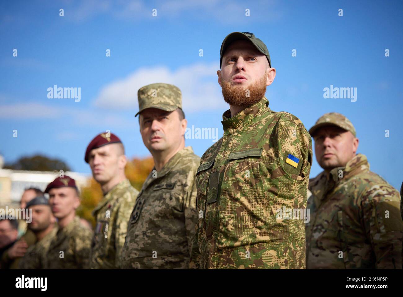 Krieg in der Ukraine. Präsident Wolodymyr ZELENSKYJ ehrt Soldaten für ihren Dienst im russischen Angriffskrieg. Ukrainische Soldaten, Militär. Teilnahme des Präsidenten an den Veranstaltungen am Tag der Verteidiger der Ukraine, Kiew, 14. Oktober 2022 Foto: Das Präsidialamt der Ukraine via SVEN SIMON Fotoagentur GmbH & Co. Pressefoto KG # Prinzessin-Luise-Str. 41 # 45479 M uelheim/R uhr # Tel 0208/9413250 # Fax. 0208/9413260 # GLS Bank # BLZ 430 609 67 # Konto 4030 025 100 # IBAN DE75 4306 0967 4030 0251 00 # BIC GENODEM1GLS # www.svensimon.net. Stockfoto