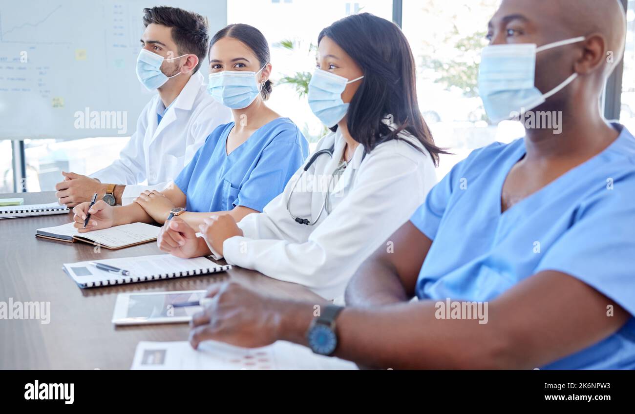 Covid, Planung und Team von Ärzten in einem Treffen an medizinischen Berichten, Dokumenten und Coronavirus-Lösungen arbeiten. Gesichtsmaske, Teamarbeit und Gesundheit Stockfoto