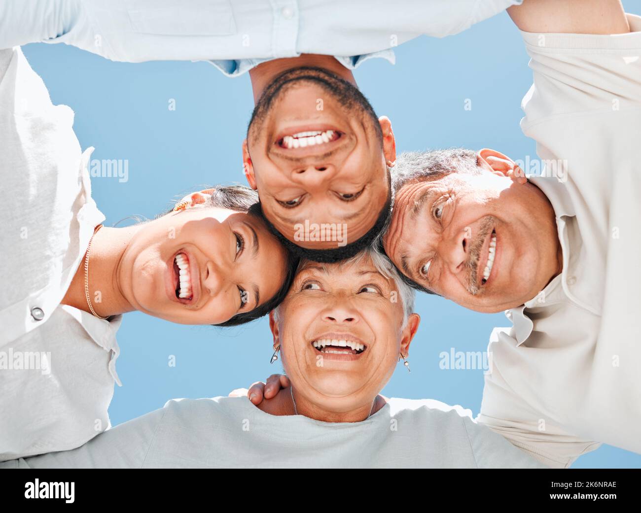 Ein glückliches Leben ist eines, das von Familie umgeben ist. Eine Familie in einem Huddle draußen. Stockfoto