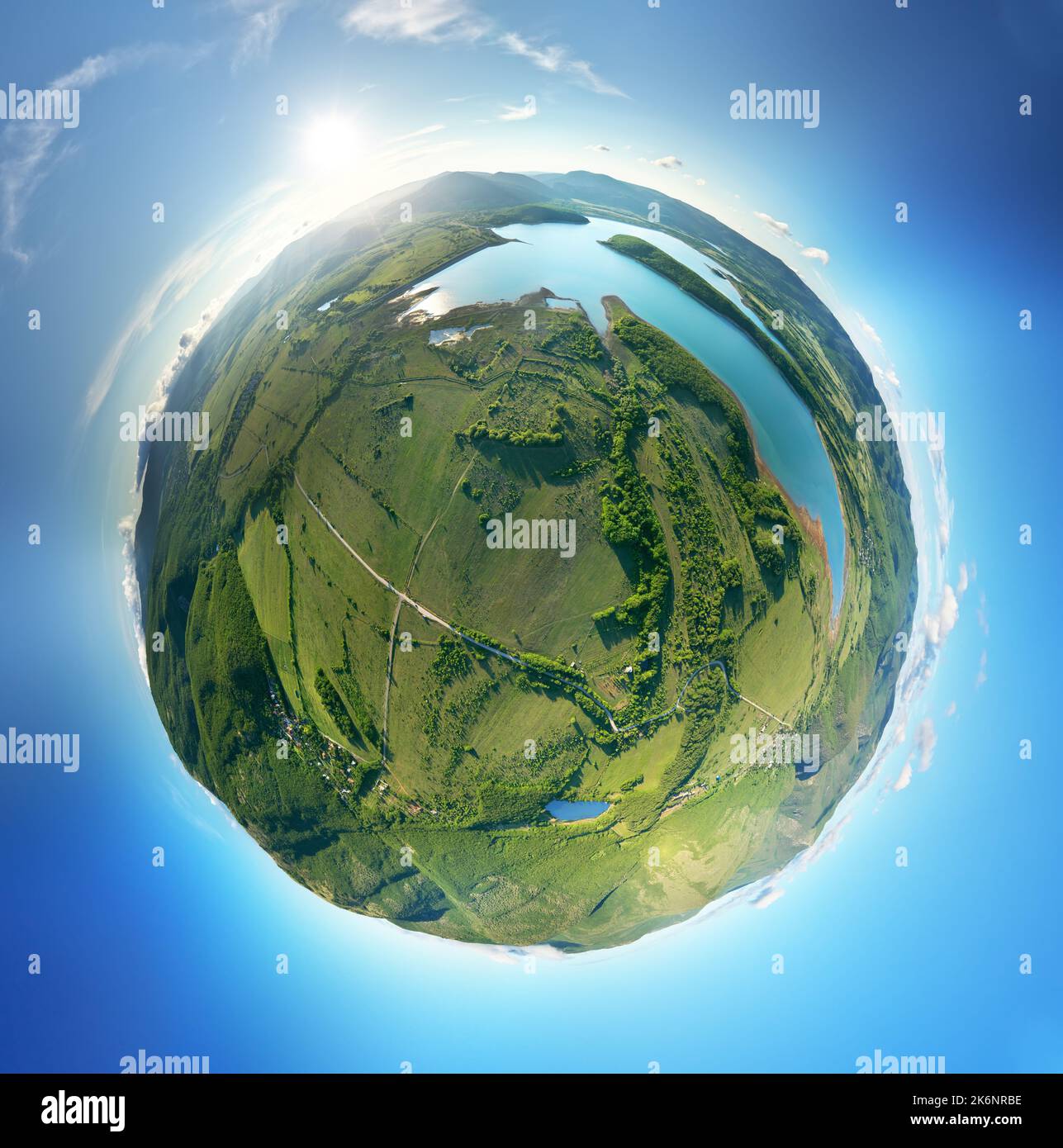 Kleines Planetenpanorama des grünen Bergtals bei Sonnenuntergang. Naturzusammensetzung. Stockfoto