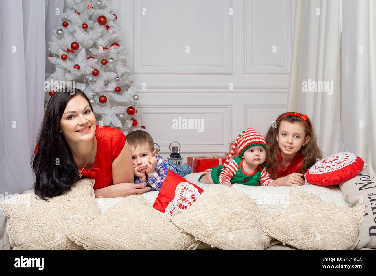 Mutter mit Kindern in einer Weihnachts-Fotosession. Studioaufnahmen vor den Feiertagen Stockfoto
