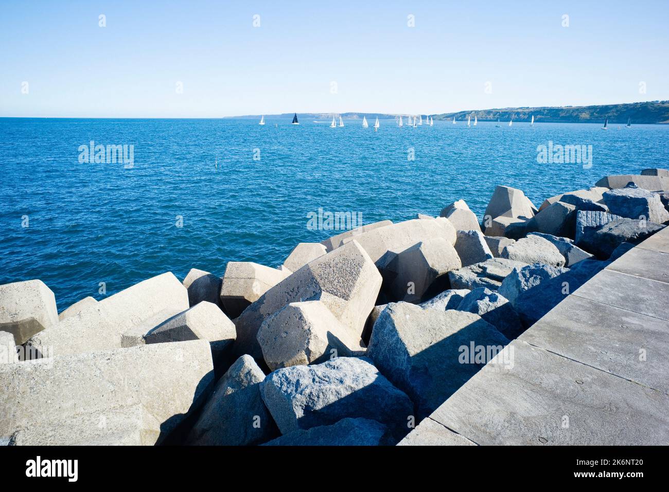 Die Betonverteidigung des Meeres blockiert die Ostwand des Hafens von Scarborough Stockfoto