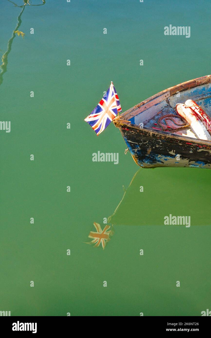 Blick auf ein kleines Boot mit einer Union Jack-Flagge auf dem Bug Stockfoto