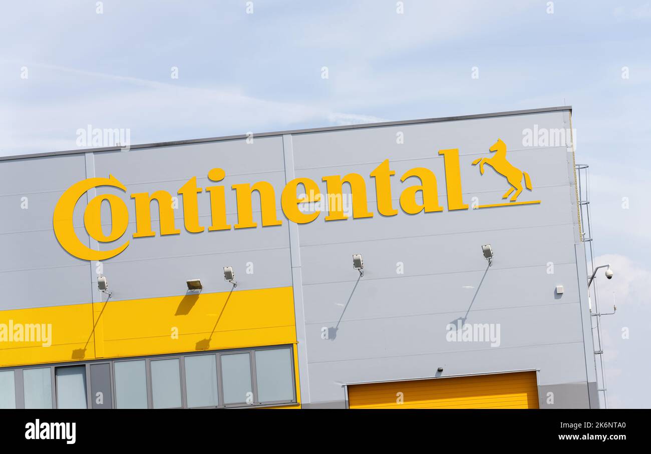DAS CONTINENTAL-Logo auf dem CONTINENTAL-Gebäude ist einer der weltweit führenden Hersteller von selbstgemachten Reifen. Stockfoto