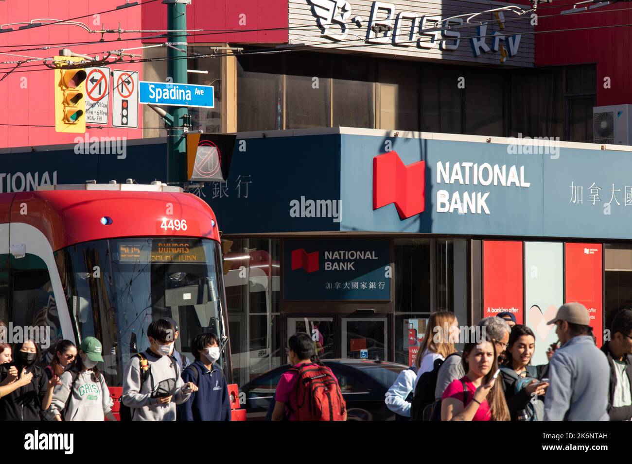 Ein Logo der National Bank Financial auf der Vorderseite einer Bankfiliale ist während eines geschäftigen Nachmittags im Zentrum von Toronto, Kanada, zu sehen. Stockfoto