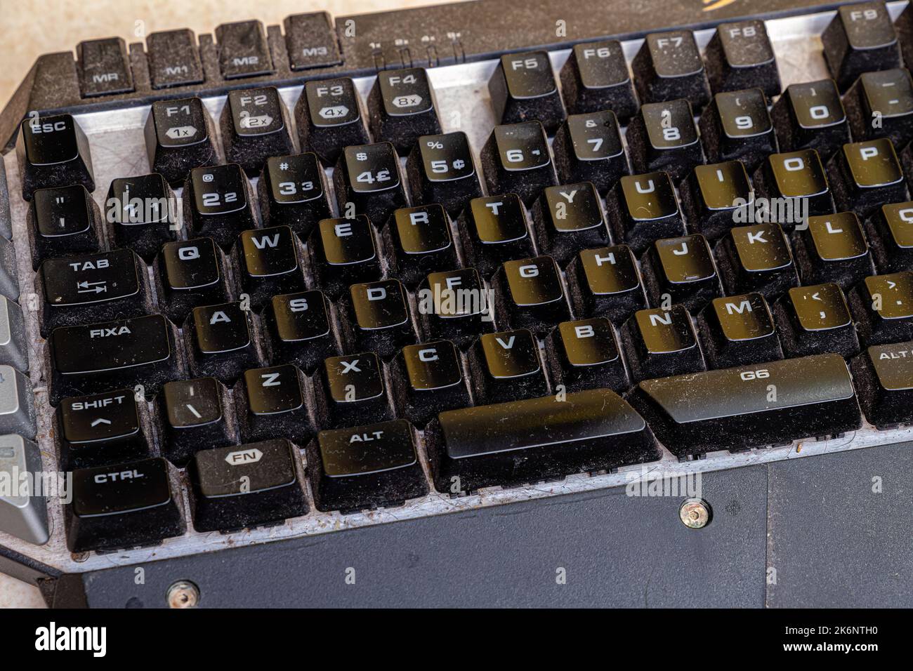 Mechanische Computertastatur mit viel Schmutz Stockfoto