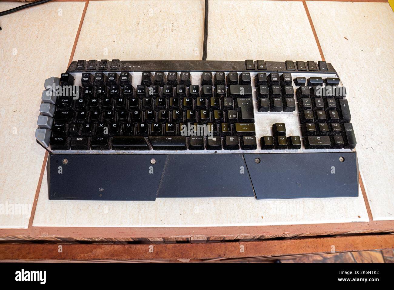 Mechanische Computertastatur mit viel Schmutz Stockfoto