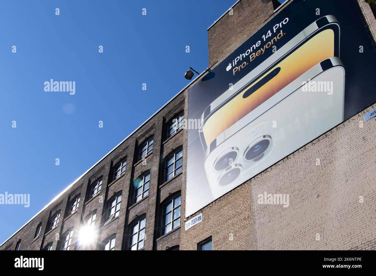 Eine Werbetafel für das neueste Apple iPhone, das iPhone 14 Pro, befindet sich an der Seite eines Gebäudes in Toronto. Stockfoto