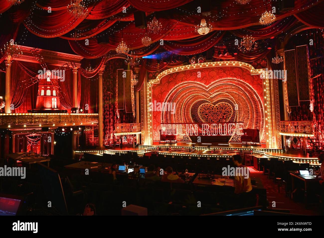 Köln, Deutschland. 14. Oktober 2022. Das Set von „Moulin Rouge! The Musical“, das im November im Musical Dome Premiere feiert. Quelle: Horst Galuschka/dpa/Alamy Live News Stockfoto