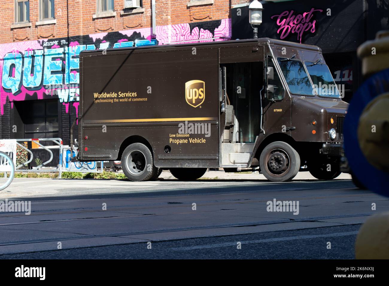 Ein brauner UPS Lieferwagen an einem sonnigen Tag in Toronto. United Parcel Service ist das weltweit größte Logistikunternehmen. Stockfoto