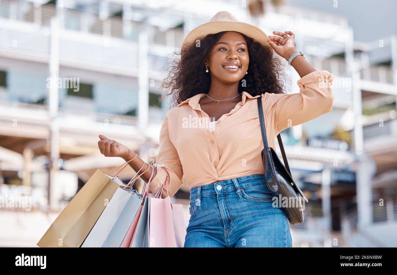 Shopping, Mode und Stadt schwarze Frau mit Tasche nach Einzelhandel Therapie Spree, Verkaufsrabatt oder Kauf Shop-Kleidung. Boutique-Produkt, Ladengeschäfte Stockfoto