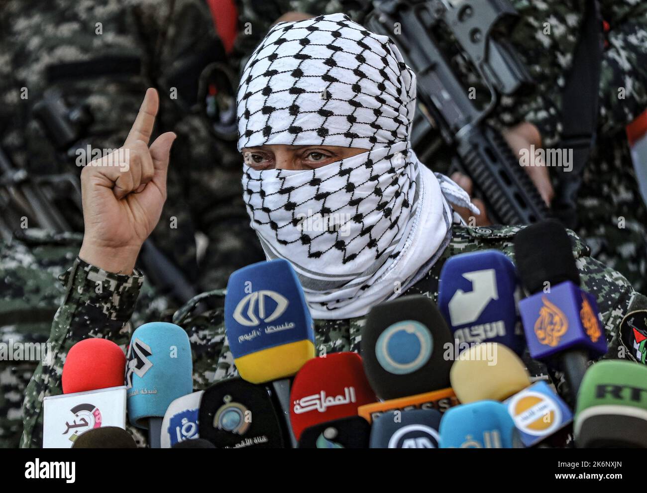 Gaza, Palästina. 14. Oktober 2022. Mitglieder der palästinensischen Militärfraktionen kommen im Hauptquartier des Legislativrates in Gaza-Stadt zu einer Pressekonferenz angesichts der eskalierenden Spannungen mit Israel in Jerusalem ein. (Foto von Yousef Masoud/SOPA Images/Sipa USA) Quelle: SIPA USA/Alamy Live News Stockfoto