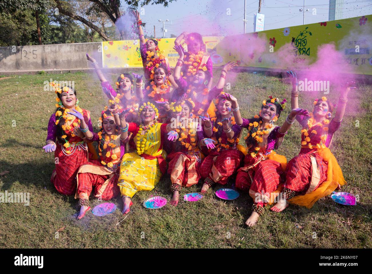 Frauen tragen traditionelle Kleider mit floralen Ornamenten und treten während des Frühlingsfestes auf, dem ersten Frühlingstag des bengalischen Monats ''Falgun''. Stockfoto